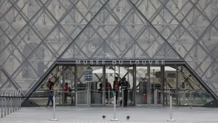 Louvre aa