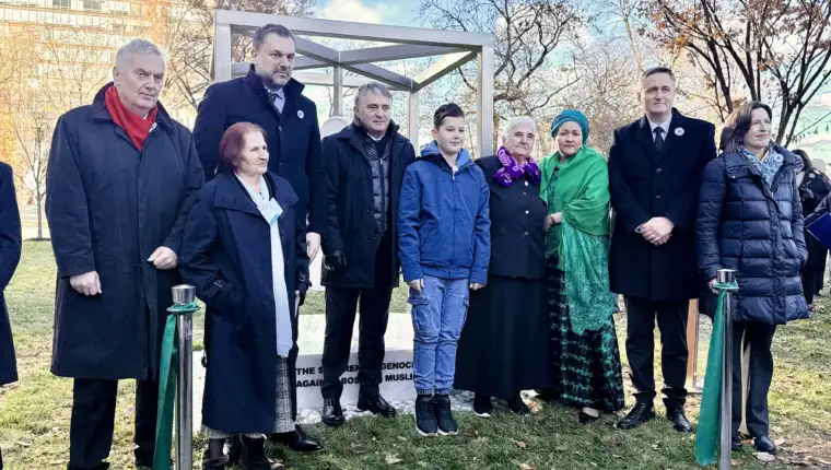 Komšić prisustvovao otkrivanju spomenika Cvijet Srebrenice u vrtu UN a u New Yorku 1