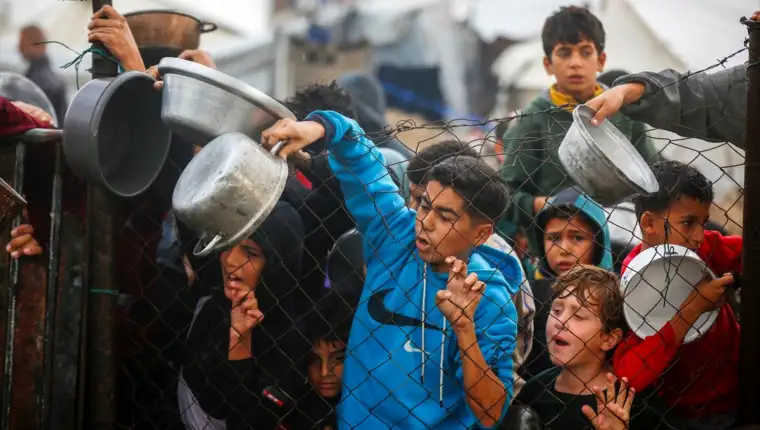 AA 20251125 39803031 39803014 PODJELA TOPLIH OBROKA RASELJENIM PALESTINCIMA U GAZI