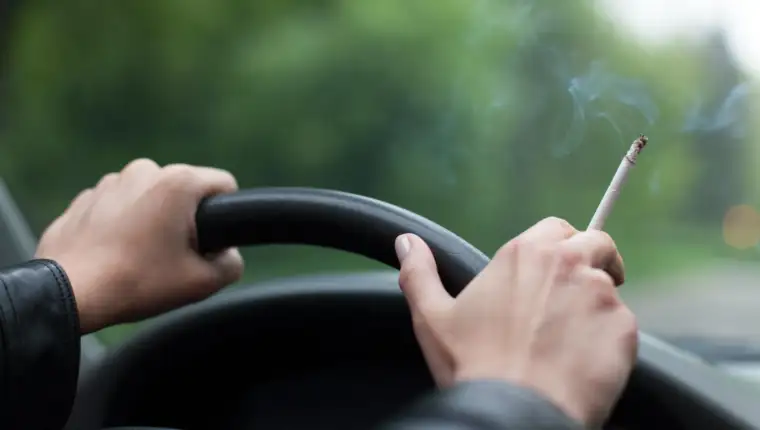 pušenje auto freepik