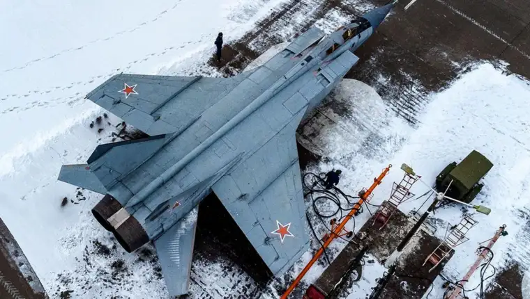 Die mig 31 ist ein gewaltiger abfangjaeger die maschine wiegt leer 21 tonnen eine f 16 etwa acht tonnen