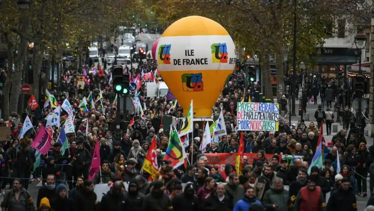 AA 20251202 39873607 39873582 MASOVNI PROTESTI U PARIZU PROTIV BUDZETA ZA 2026