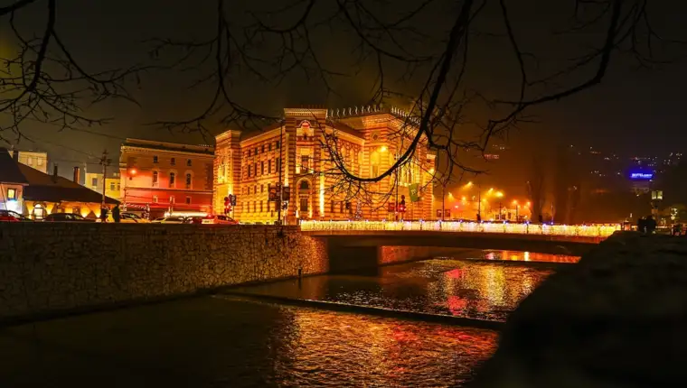 AA 20251219 40028976 40028932 OSVIJETLJENI SARAJEVSKI MOSTOVI DAJU POSEBNU DRAZ PRAZNICNOJ ATMOSFERI