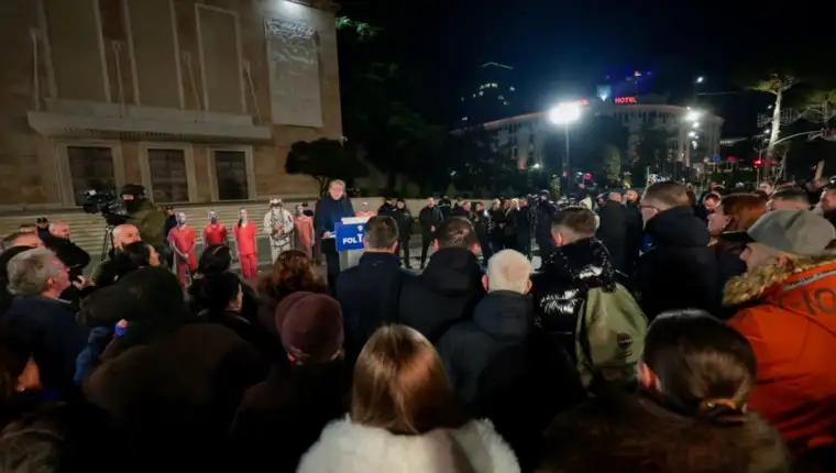 AA 20260112 40236106 40236100 NASTAVLJENI ANTIVLADINI PROTESTI U ALBANIJI