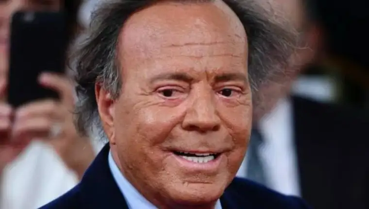 Julio iglesias was born in 1943 and his younger sister ruth v0 w8oal132c5pf1