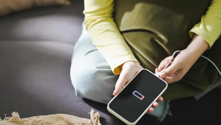 Punjenje mobitela freepik