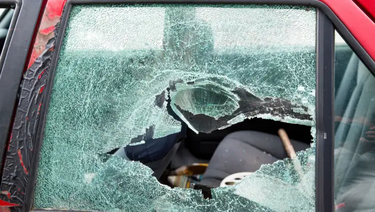 Puknuto staklo automobil freepik