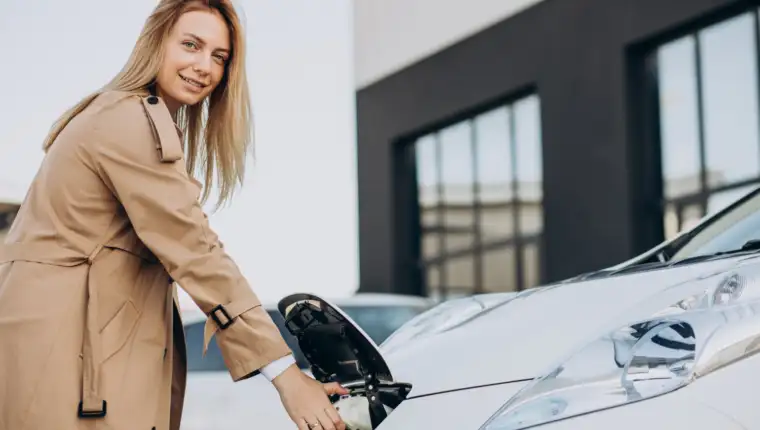 Elektricni automobil freepik