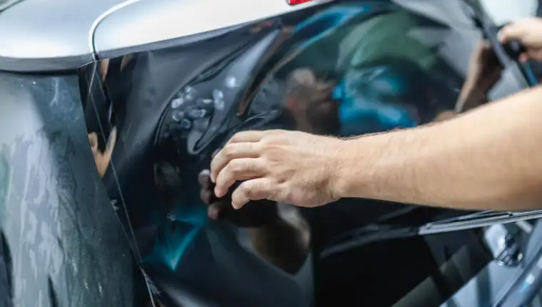 Zatamnjeno auto freepik