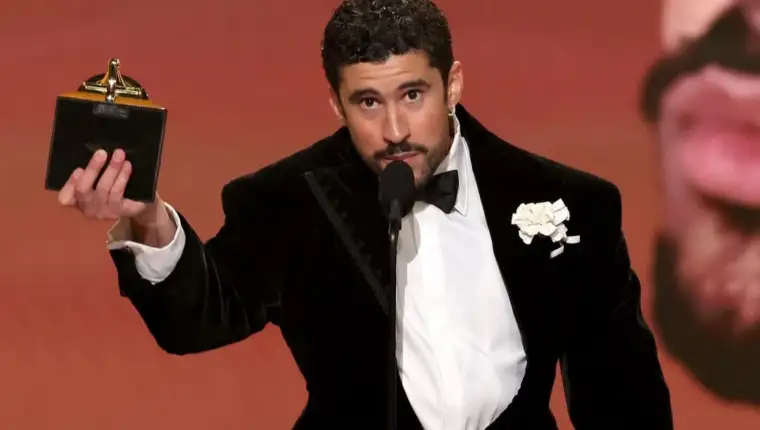 HACIENDO HISTORIA Bad Bunny gana el GRAMMY a Álbum del Año con Dt MF y este momento ya es legend