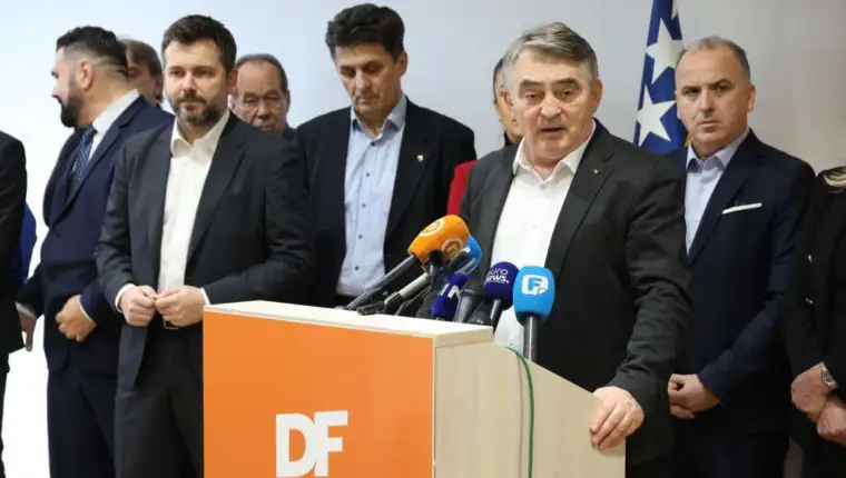 Komsic fena