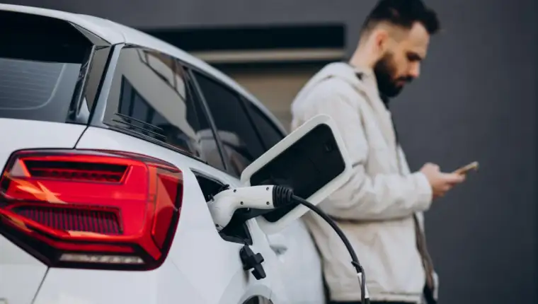 Elektricni automobil freepik