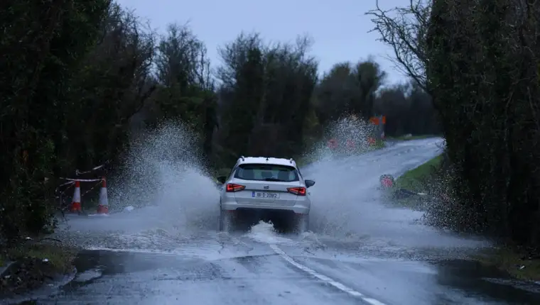AA 20260213 40545696 40545685 POPLAVE UZROKOVALE SAOBRACAJNE PROBLEME OKO AERODROMA U DUBLINU