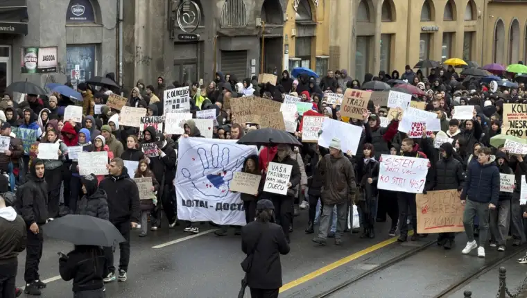 AA 20260215 40562525 40562514 SARAJEVO NOVI PROTESTI GRADANA NAKON TRAGICNE TRAMVAJSKE NESRECE