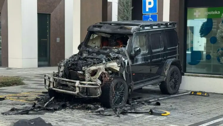 Auto baka presa zapaljeno