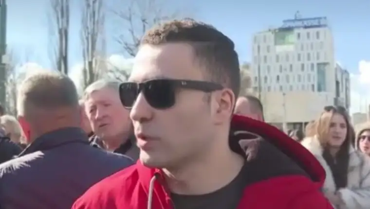 Ucesnik protesta