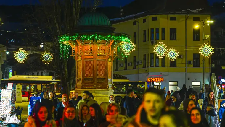 AA 20260218 40603917 40603906 ULICE SARAJEVA UKRASENE POVODOM DOLASKA RAMAZANA