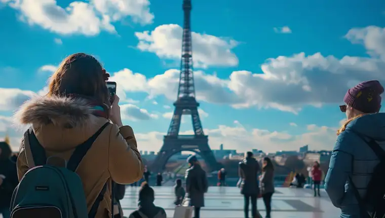 Turisti pariz freepik