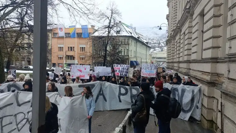 Protesti vlada ks