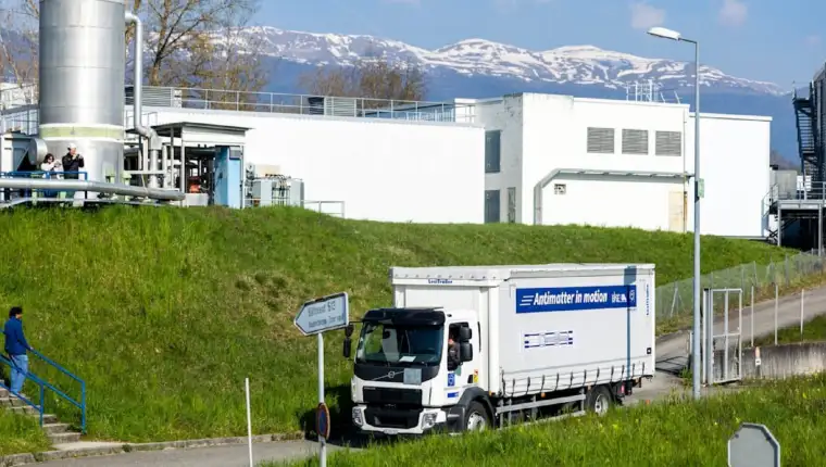 Cern kamion