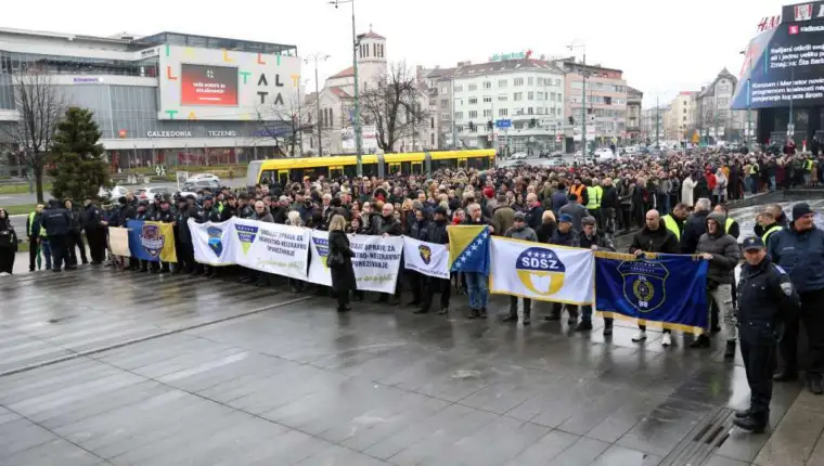 Protesti institucije 1