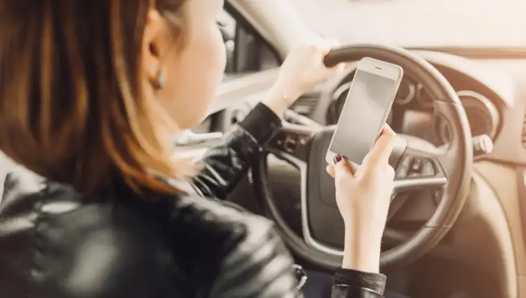 Voznja mobitel freepik