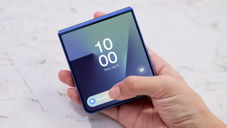 019 handson galaxy zflip7 blueshadow