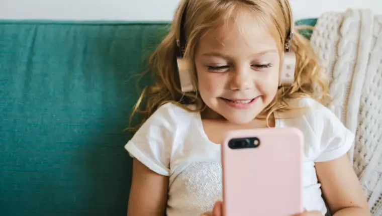 Dijete mobitel freepik