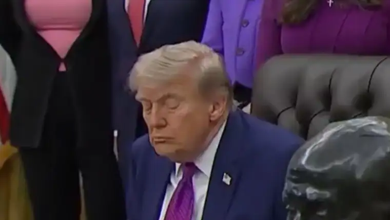Trump spava