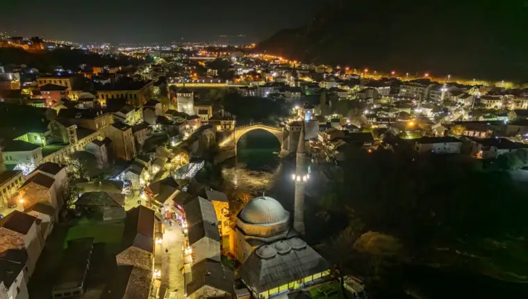 AA 20260517 41412124 41412115 ZAPANJUJUCI NOCNI KADROVI MOSTARA IZ ZRAKA