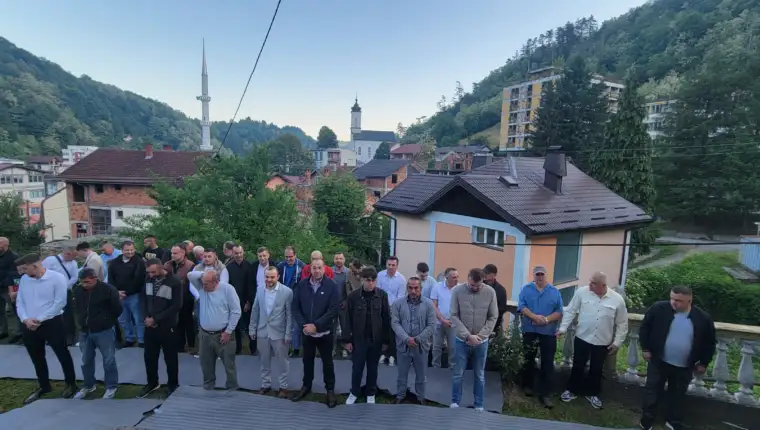 AA 20260527 41504978 41504973 BAJRAM NAMAZ U SREBRENICI