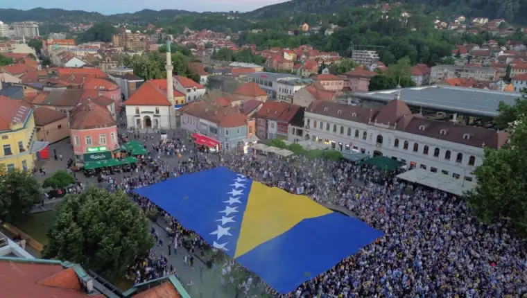 AA 20260612 41656126 41656123 NAJVECA ZASTAVA BIH RAZVIJENA U TUZLI
