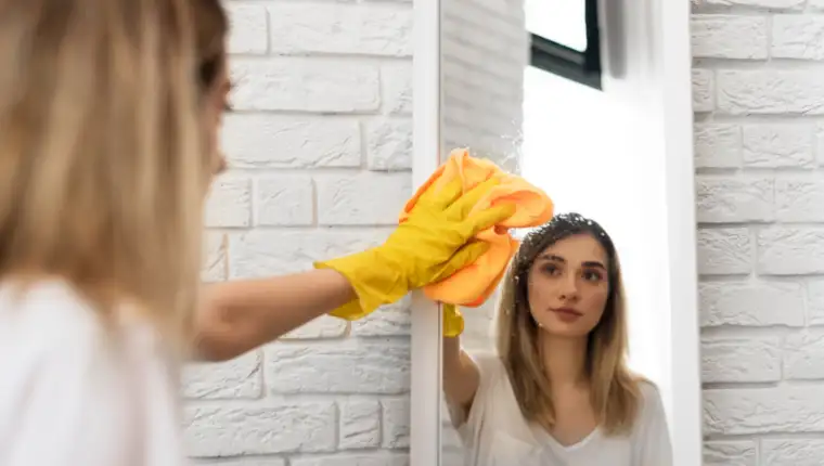 ogledalo čišćenje freepik