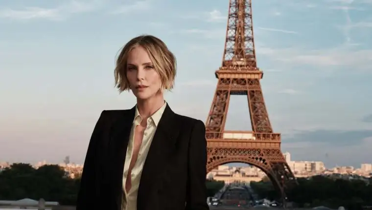 Charlize Theron no photocall de The Odyssey em Paris 1