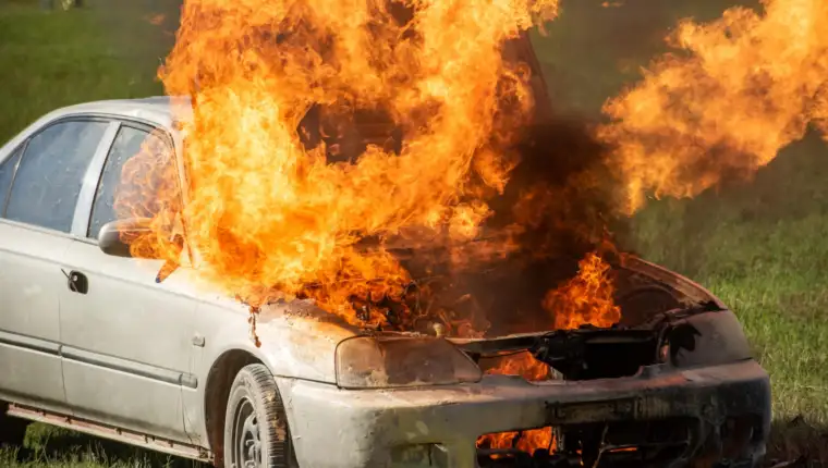 auto požar freepik