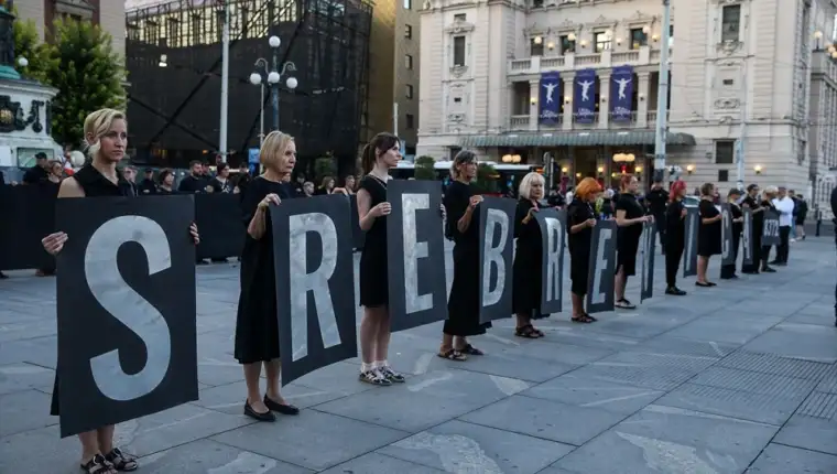 Zene u crnom srebrenica aa