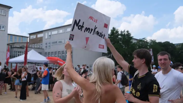 Merz protesti