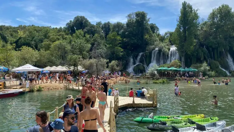 Vodopad kravica turisti