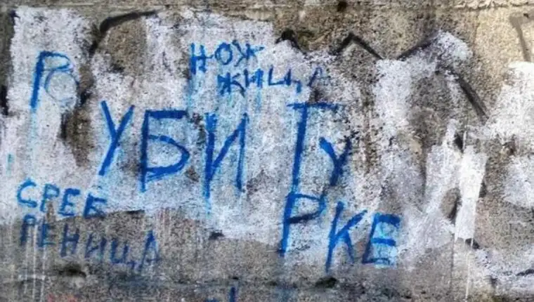 Skandalozni grafiti u bijelom polju noz zica srebrenica i ubij turke dsfgdfhfhjg 6a650c7f1665b