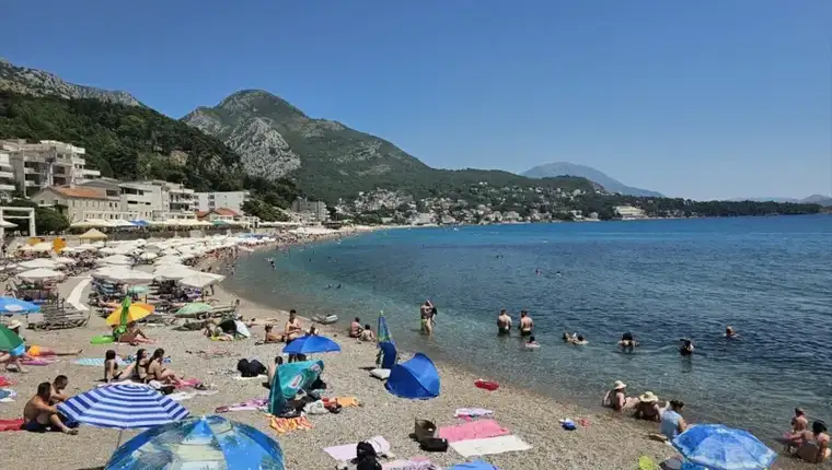 AA 20250621 38345550 38345545 POCETAK TURISTICKE SEZONE U CRNOJ GORI OBILJEZILE VISE CIJENE GUZVE I HRONICAN NEDOSTATAK RADNE SNAGE 1