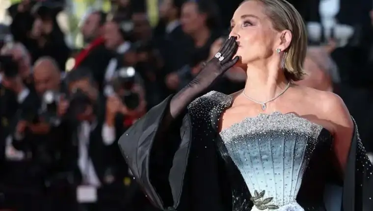 Stepping out at Cannes garattimilano gave me some beautiful blueish green diamonds to complim
