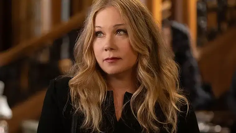Christina applegate dead to me 121124 9ade8e812ea84e778f9fd00ef1e04448