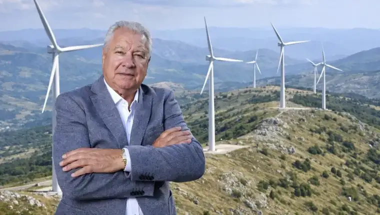 Franjo pasalic ispred vjetroelektrane