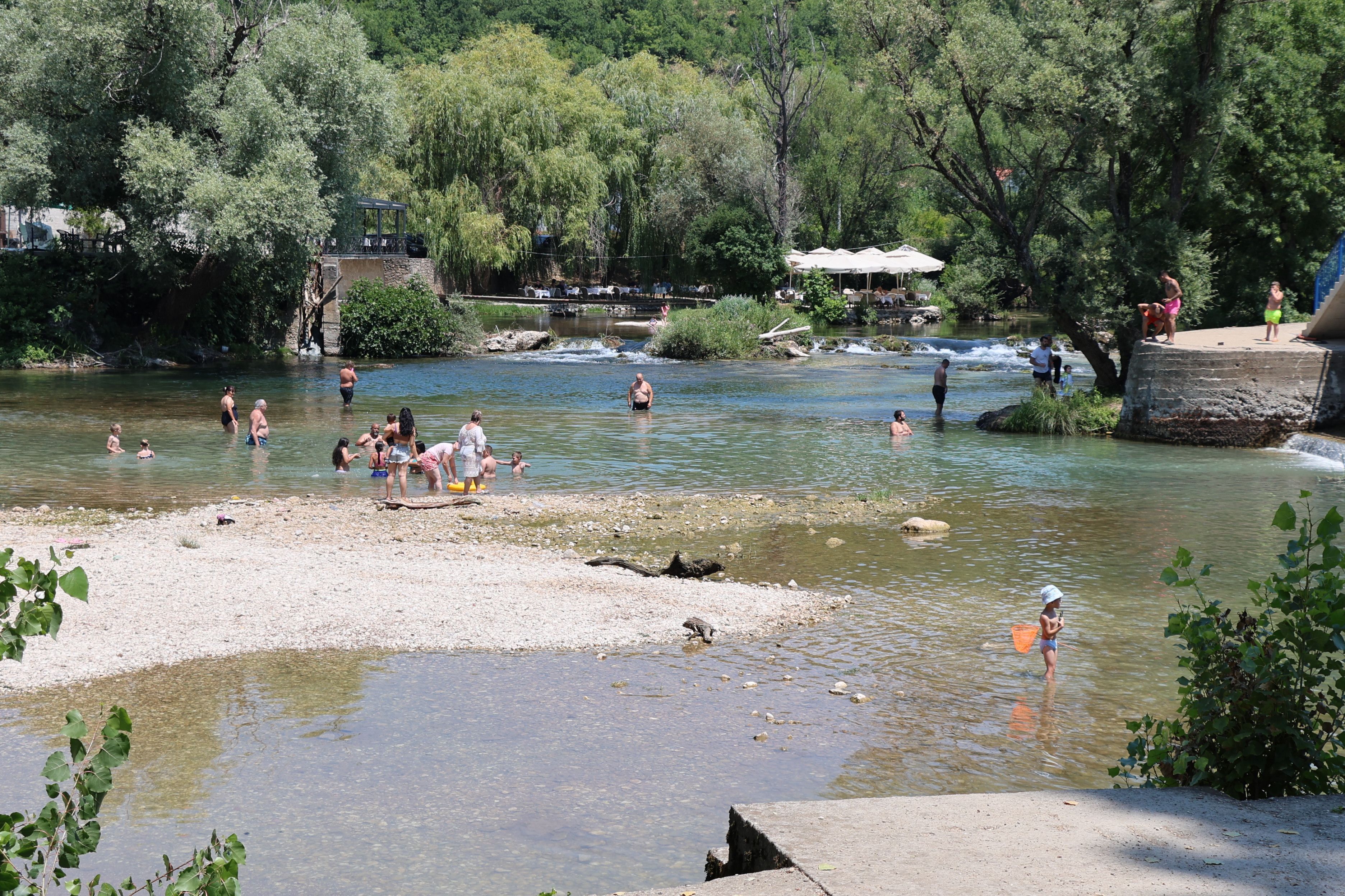 MOSTAR, 28. lipnja (FENA) – Toplinski val koji je zahvatio regiju nije zaobišao ni Mostar pa su stanovnici grada na Neretvi spas potražili na lokalnim kupalištima. (Mateo Marinović)