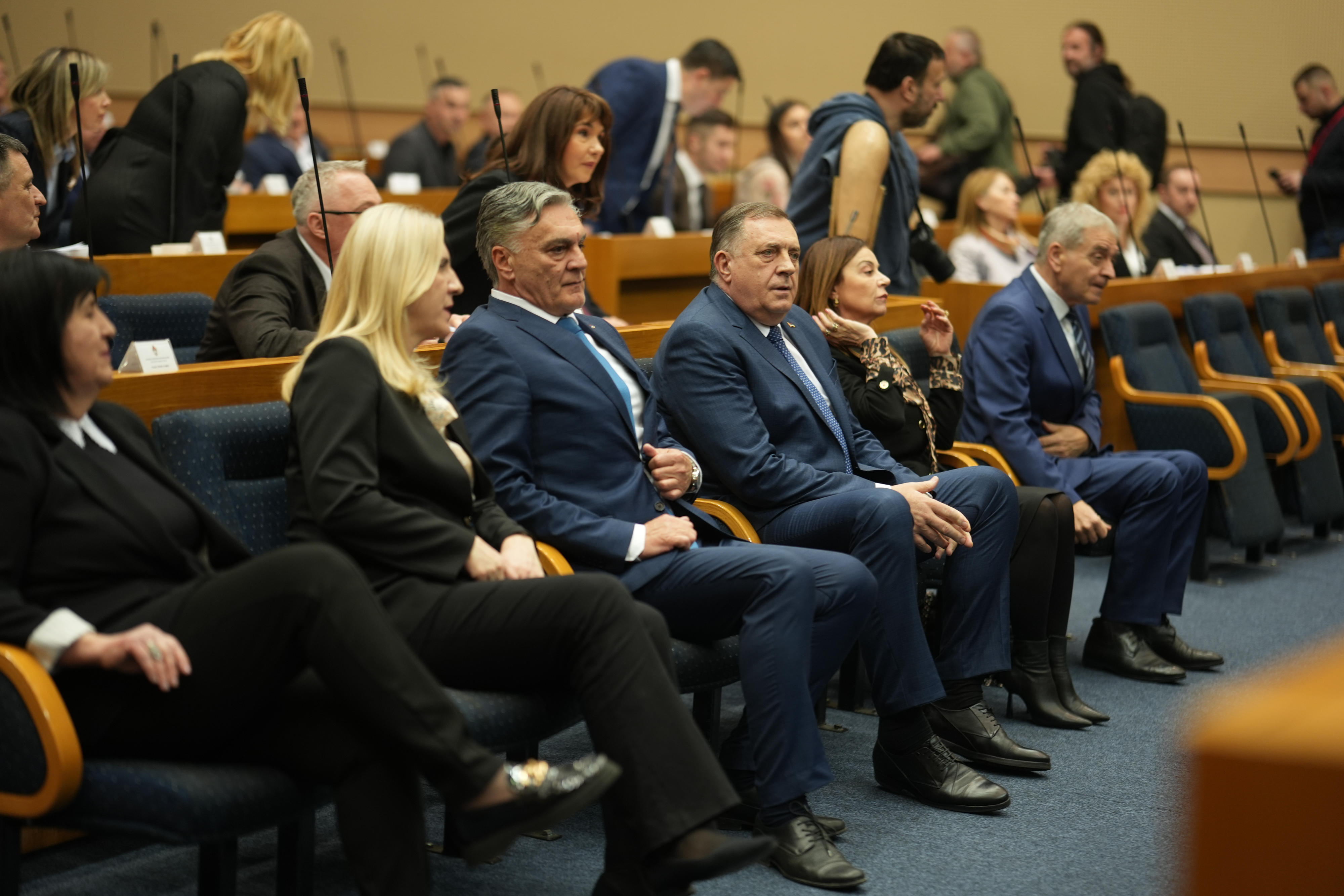 17.02.2026., Narodna skupstina RS, Banja Luka (BiH) – Novoizabrani predsjednik Republike Srpske Sinisa Karan polozio je svecanu zakletvu u Narodnoj skupstini Republike Srpske i time zvanicno stupio na duznost. Centralna izborna komisija BiH ranije je potvrdila rezultate prijevremenih izbora za predsjednika RS, cime je ovjerena pobjeda kandidata SNSD-a. Polaganju je u prvom redu nazocio i Milorad Dodik, predsjednik SNSD, i Zeljka Cvijanovic, clan Predsjednistva BiH.