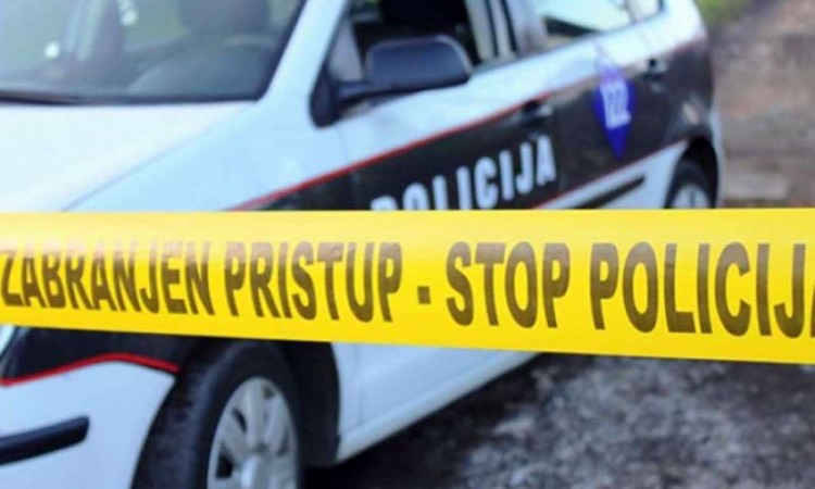 Ubijena starija žena policijski automobil iza žute policijske trake