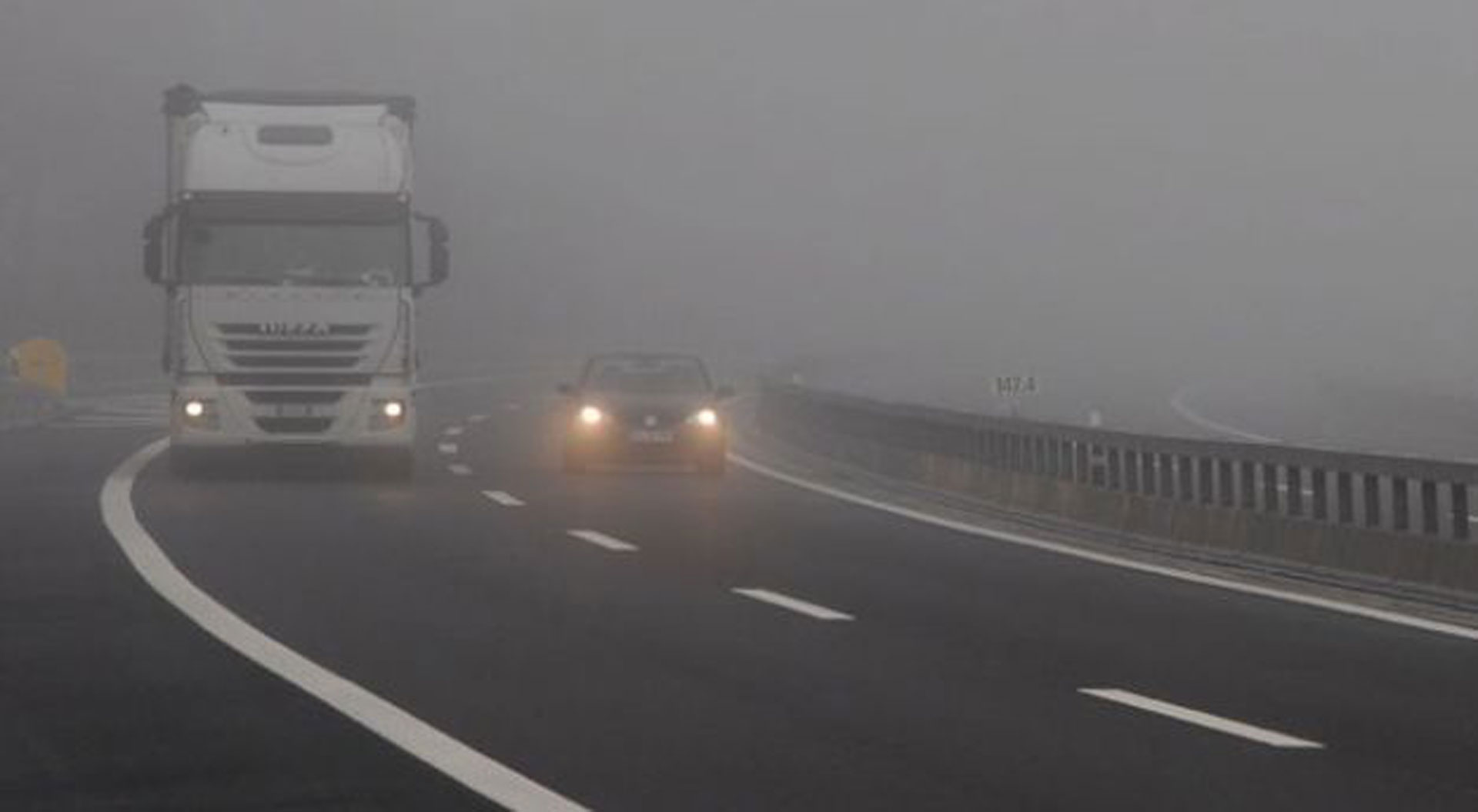 Magla smanjuje vidljivost magla cesta auto kamion