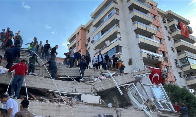 Građevinari sružene zgrade u turskoj zemljotres