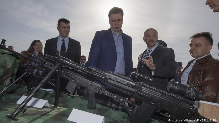 Predsjednik Srbije Aleksandar Vučić gleda u oružje Vojske Srbije