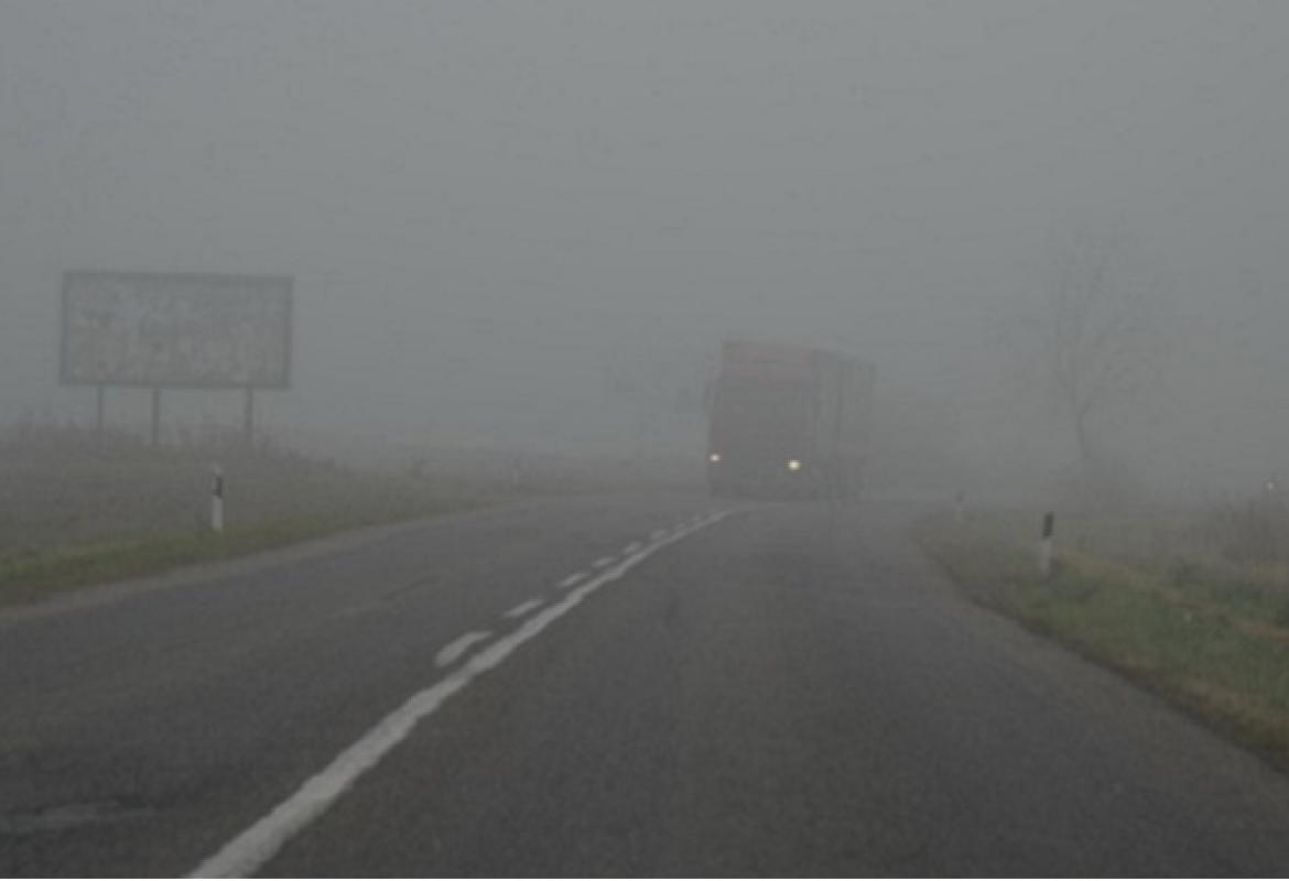 magla smanjuje vidljivost magla na cesti vidi se kamion kroz maglu